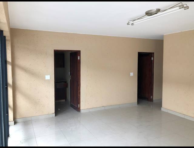 1,309M² OFFICE TO LET IN POMONA AH